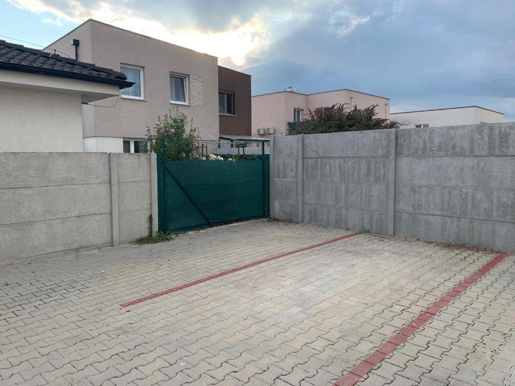 Modern 2 Bed House Near Bratislava With Parking Daire Rovinka Dış mekan fotoğraf